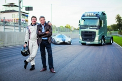 Protagonisté neobvyklého testu usedli za volanty svých vozidel. Vpravo Tiff Needell.