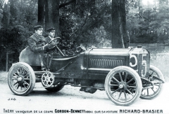 Závody Gordon Bennett Cup 1904 v Německu vyhrál Léon Théry na voze Richard-Brasier s motorem o maximálním výkonu 80 k.