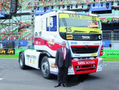 Výkonný ředitel společnosti TATA Motors Ltd. Ravindra Pisharody při zahájení druhé sezony závodů TATA Motors Prima T1 Truck Racing Championship.