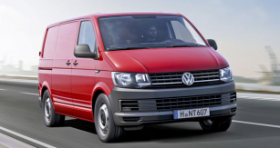 Nový VW Transporter T6 odlišíte od předchozí generace díky lehce pozměněné masce