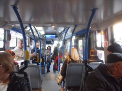 Interiér autobusu i s cestujícími