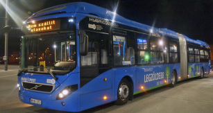 Hybridní autobus na parkovacím stanovišti