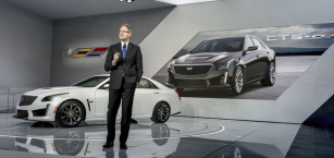 Johan de Nysschen,  nový prezident Cadillacu, představuje CTS-V  dne 13. ledna 2015  na autosalonu v Detroitu 