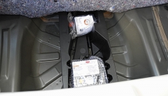 Má-li vůz místo náhradního kola sadu na opravy pneumatik, lze pod podlahu zavazadlového prostoru uložit menší předměty