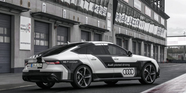 Audi RS7 Sportback  Piloted Driving Concept,  zvaný Bobby, v areálu Motorsport Arena ve východoněmeckém Oscherslebenu