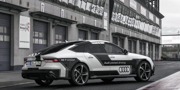 Audi RS7 Sportback Piloted Driving Concept, zvaný Bobby, v areálu Motorsport Arena ve východoněmeckém Oscherslebenu Audi RS7 Sportback Piloted Driving Concept, zvaný Bobby, v areálu Motorsport Arena ve východoněmeckém Oscherslebenu