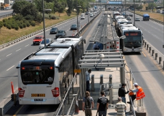Oddělený Bus Rapid Transport s dlouhými vozy CapaCity v tureckém Istanbulu