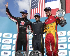 Na stupních vítězů v Miami zleva Scott Speed (druhý), Nicolas Prost (vítěz) a Daniel Abt (zatím nejlépe třetí místo)