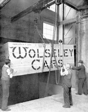 Wolseley se montovaly jako KD (knocked down) v zahraničí, na snímku zásilka pro irskou výrobu u Booth Brothers v Dublinu (1939)