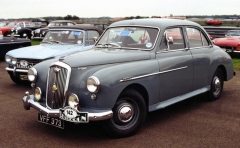 Klasický sedan Wolseley 4/44, poháněný čtyřválcem 1250 cm3 o výkonu 46 k, vznikl ve 29 845 exemplářích (1952 – 1956)