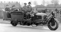 Experimentální jednostopý Wolseley Gyrocar pro ruského hraběte Petra Šilovského, prezidenta Gyroskopické společnosti v Petrohradě (1912)