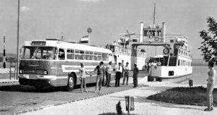 Ikarus 55 u přívozu přes jezero Balaton