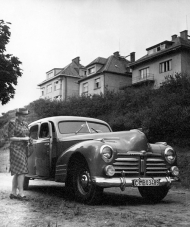 Škoda Superb spolu s dámou na reklamním snímku (1947)