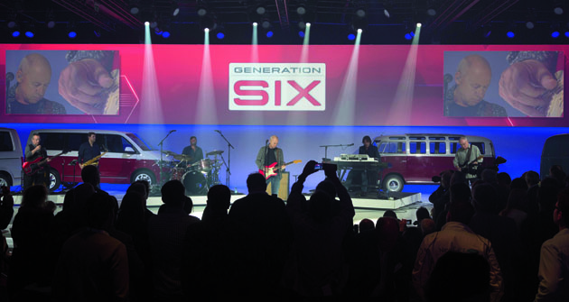 „Genegation SIX“ a Samba Bus na pódiu doplněná o Marka Knopflera – strhující atmosféra představení nové generace modelové řady VW T série.