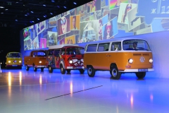 Na pódiu postupně defilovalo na dvacet originálních vozidel VW T zastupujících všech šest generací.