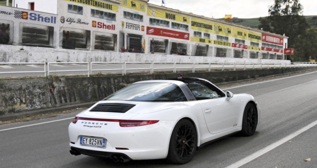 Porsche 911 Targa 4 GTS před slavnými boxy na silnici SS120 (Cerda)