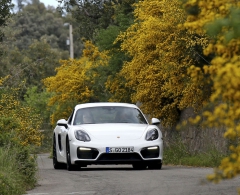 S vozem Cayman GTS na trati před Collesanem