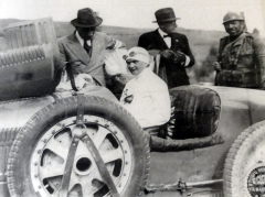 Eliška Junková (Bugatti 35B) startovala dvakrát