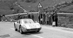 Dvojice Colin Davis/Antonio Pucci vyhrála v roce 1964 na typu 904 GTS (inspirace pro dnešní GTS)