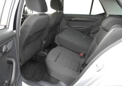 Hatchback má nedělený zadní sedák a sklopná dělená opěradla, u kombi lze sklápět i dělené sedáky
