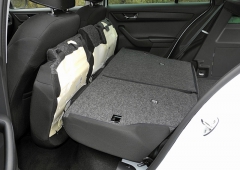 Hatchback má nedělený zadní sedák a sklopná dělená opěradla, u kombi lze sklápět i dělené sedáky