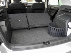 Dobře tvarovaný zavazadlový prostor lze zvětšit sklopením zadních opěradel, u kombi i sedáků