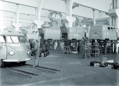 Transporter Produktion Wolfsburg 1950 – Typické „véčko“ na přední straně trambusové karosérie a vzadu pod podlahou uložený vzduchem přímo chlazený motor typu boxer – typický VW Transporter T1.