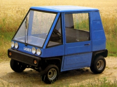 První minivůz Ligier JS4 se představil v roce 1980 s jednoválcem 50 cm3 z mopedu Motobécane