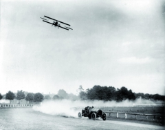 Lincoln J. Bleachey létal s dvouplošníkem, Barney Oldfield jezdil se závodním vozem, davy řičely a peníze se sypaly.