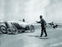 V roce 1910 krotil na floridských plážích dvousetkoňový Benz, který záhy dostal přezdívku Blitzen Benz.