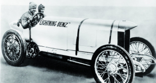 Oldfield se svým jezdeckým uměním a „tahem na branku“, co se týká vydělávání peněz, přičinil za zrod legendy – Lightning Benz – Blitzen Benz.