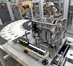 Blok motoru PureTech Turbo na výrobní lince v Douvrinu