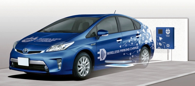 Dobíjení hybridního vozu Toyota Prius PHEV  s akumulátory v zádi