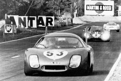CD 66C – Peugeot posádky Guilhaudin/Bertaut ve 24 h Le Mans 1967 před vítězným Fordem GT Mk.IV (Foyt/Gurney)