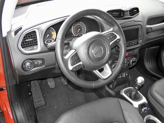 jeep-Vyšší úroveň výbavy s sebou přináší i kožená sedadla či obšitý volant s množstvím satelitních spínačů