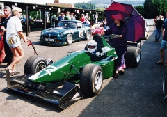 Šestinásobný mistr Tony Marsh, tentokrát za volantem kompozitového vozu Gould GR51 Cosworth 2.5 V6 (na snímku mu bylo 72 let)