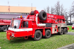 Tatra 8x8 s vyprošťovacím jeřábem AV 30