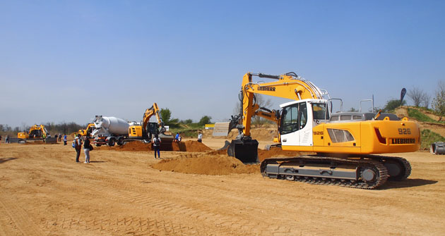 Liebherr předvedl řadu stavebních strojů – vpředu pásové rypadlo 926