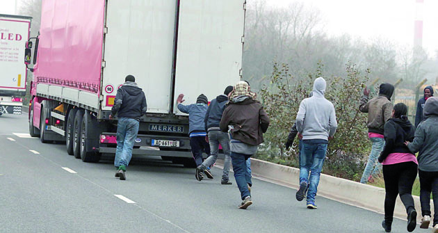 Běženci pořádají  v Calais na silniční soupravy doslova nefalšované hony – chyť se, jak umíš, urvi co můžeš.