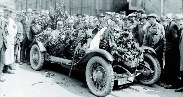 Velká sláva po projetí cílem na Targa a Coppa Florio v roce 1924. Christian Werner společně s Karlem Sailerem vyhráli doslova všechno, co se dalo.