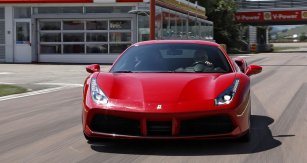 Nejprve jsme novinku Ferrari 488 GTB prověřili na zkušebním okruhu ve Fioranu