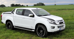 Nejnovější generace D-Max  je na trhu od roku 2012,  kdy prošla výraznou modernizací včetně designu a pohonné jednotky