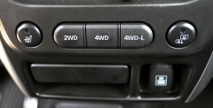 Tlačítka volby pohonu kol 2WD, 4WD a 4WD-Low (redukce)