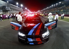Safety Car M4 Coupé před startem nočního závodu MotoGP v Kataru