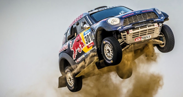 Při pouštních maratonech není nouze ani o dlouhé skoky... Posádka Al-Attiyah/Baumel (Mini ALL4 Racing Countryman) vyhrála Dakar 2015 na jihoamerickém kontinentu, ale nám předvedla vůz v Dubaji...