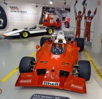 Ferrari 312 B3 Spazzaneve (1972), formule 1 s originálně řešenou přídí; v pozadí Sigma Grand Prix (1969)