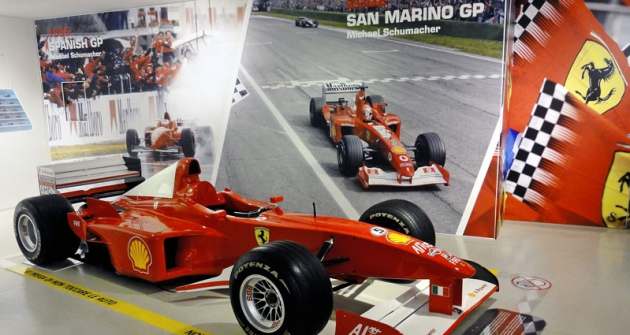Ferrari F300,  třílitrový desetiválec do V/80°,  s nímž Michaelu Schumacherovi v sezoně 1998 mistrovský titul ještě uniknul...