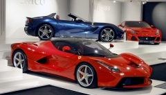 Definitivní prototyp LaFerrari, za ním modrý F60 America a červený SP America