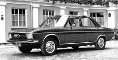 První generace Audi 100 se představila jako čtyřdveřový sedan v listopadu 1968