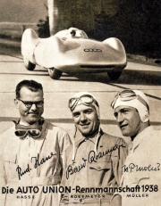 Závodní tým Auto Union pro sezonu 1938; zleva závodníci Rudolf Hasse (1906 – 1942), Bernd Rosemeyer (1909 – 1938) a Hermann-Paul Müller (1909 – 1975)